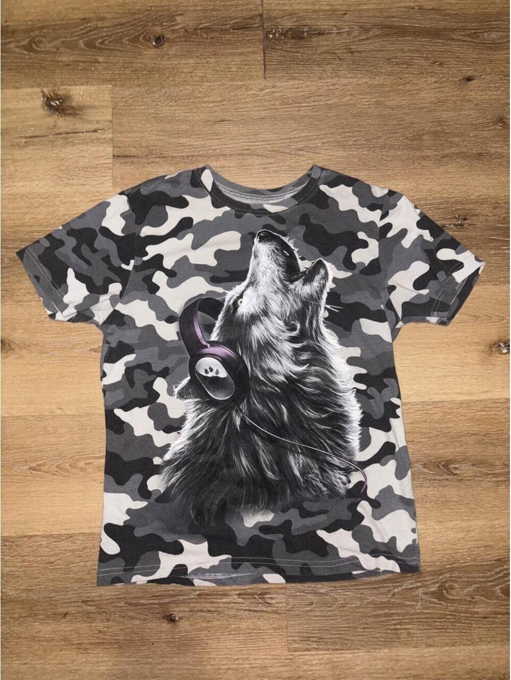 Fifth Sun Wolf Headphones Camo Graphic T-Shirt Men’s Medium